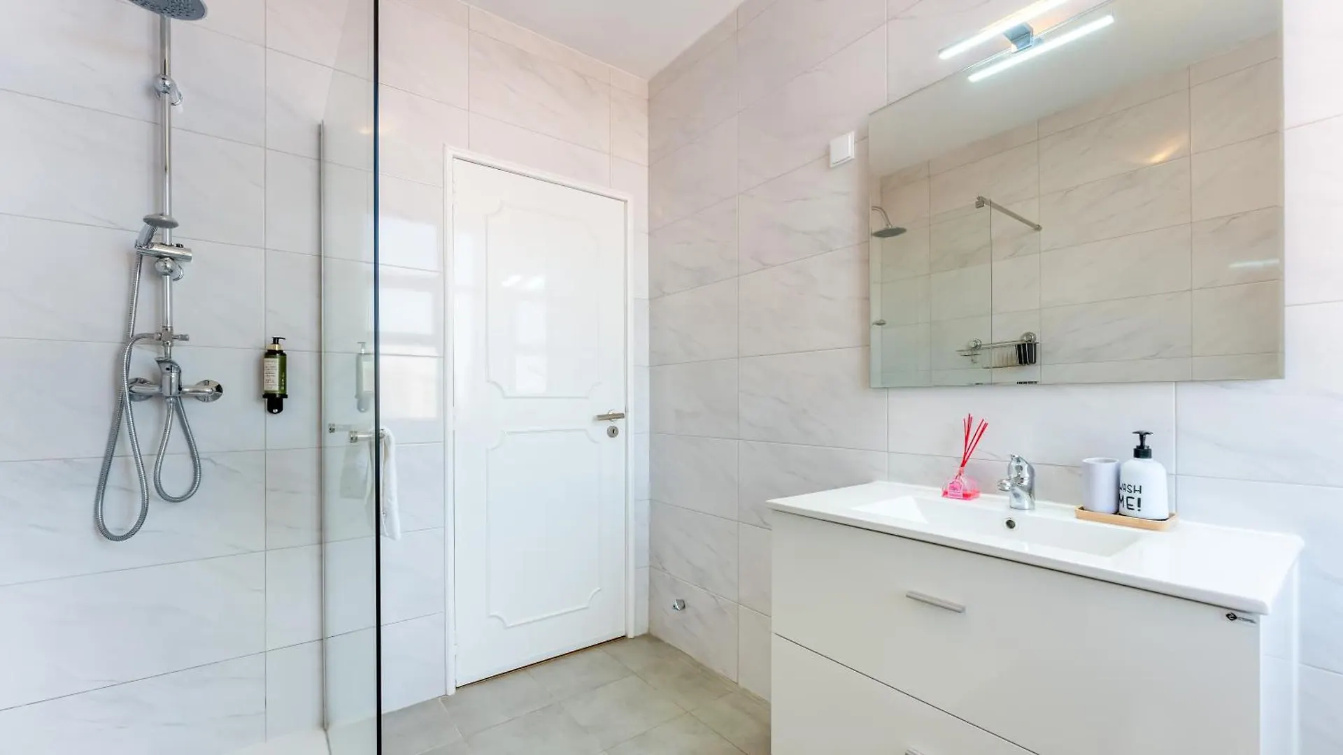 Bright & Cozy Apartment In Portimao By Lovelystay