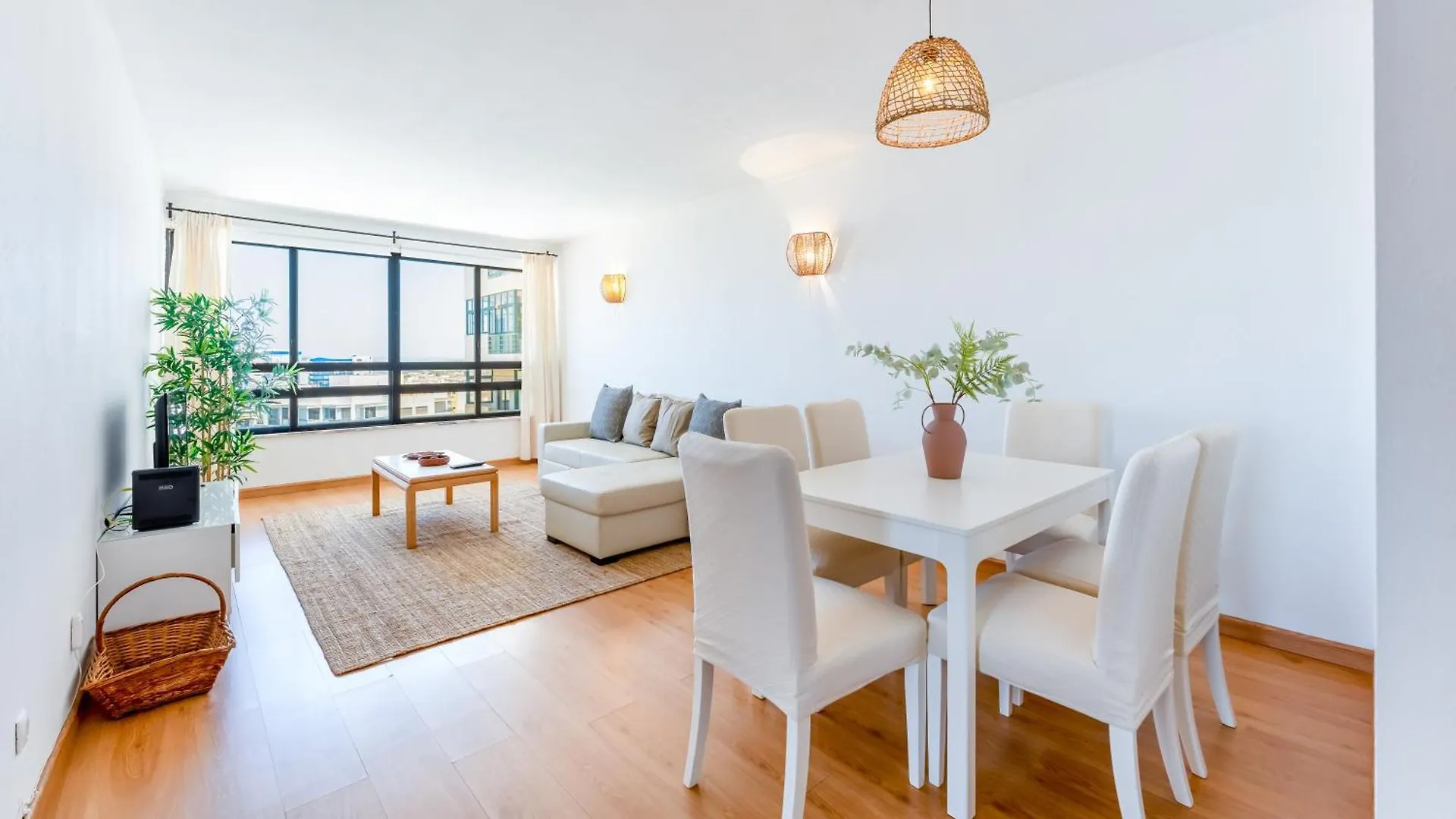Bright & Cozy Apartment In Portimao By Lovelystay